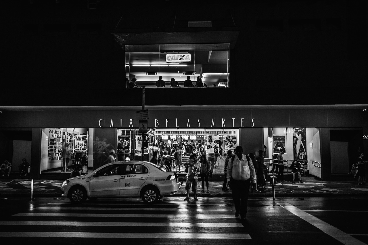 日本电影邻居，探究现代都市邻里关系与人性的复杂交织